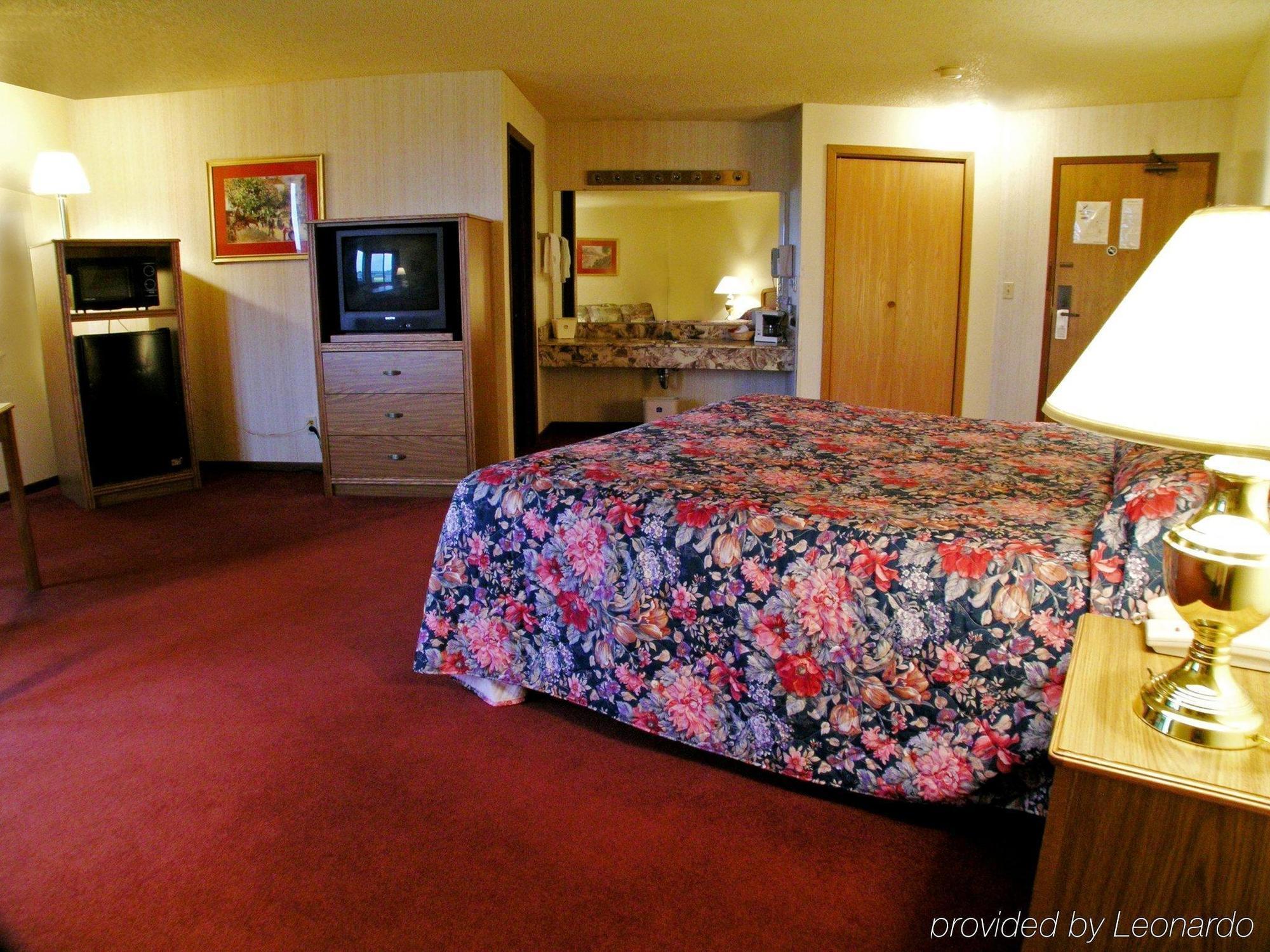 University Inn & Suites Stevens Point Exterior photo