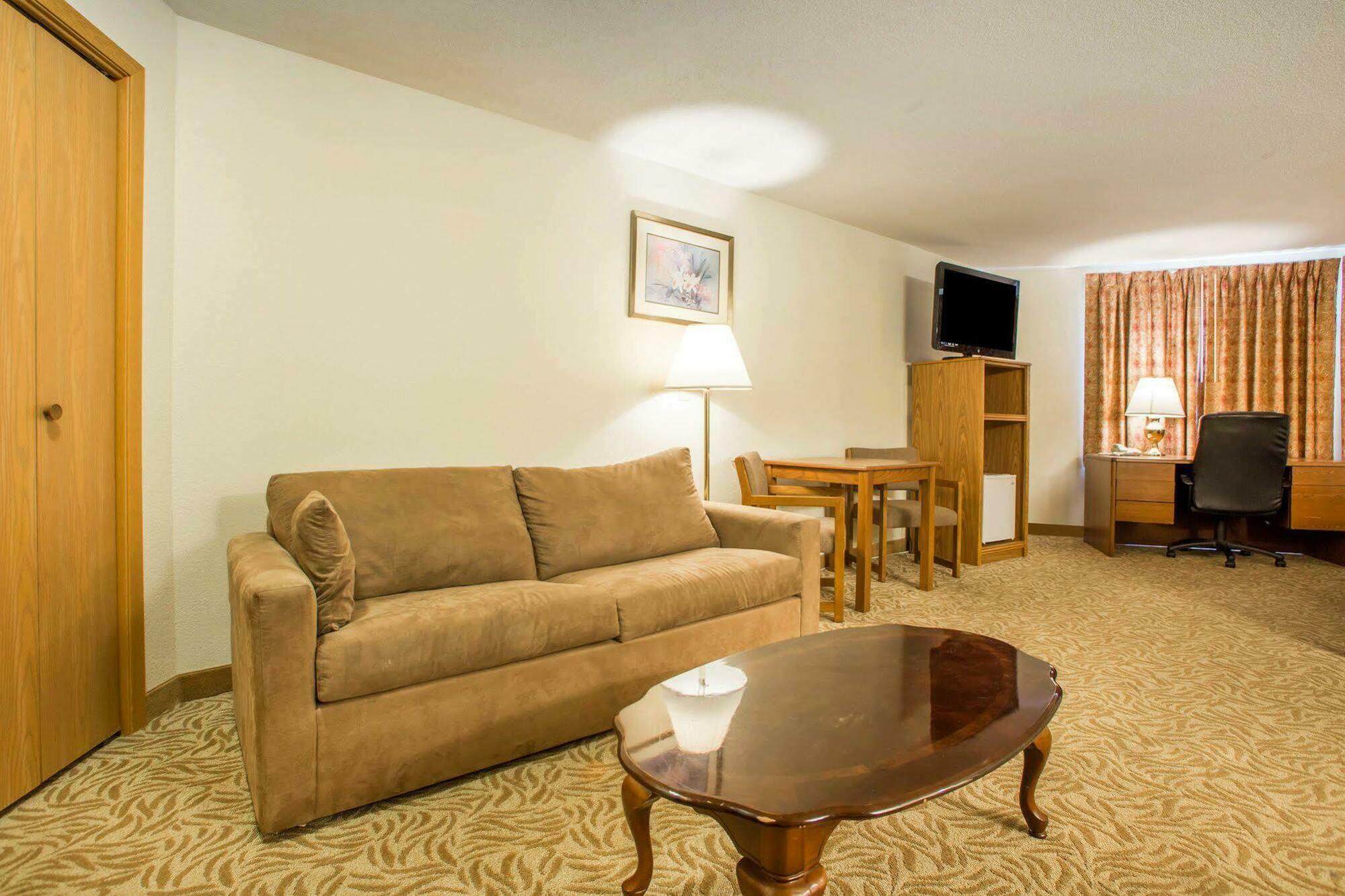 University Inn & Suites Stevens Point Exterior photo